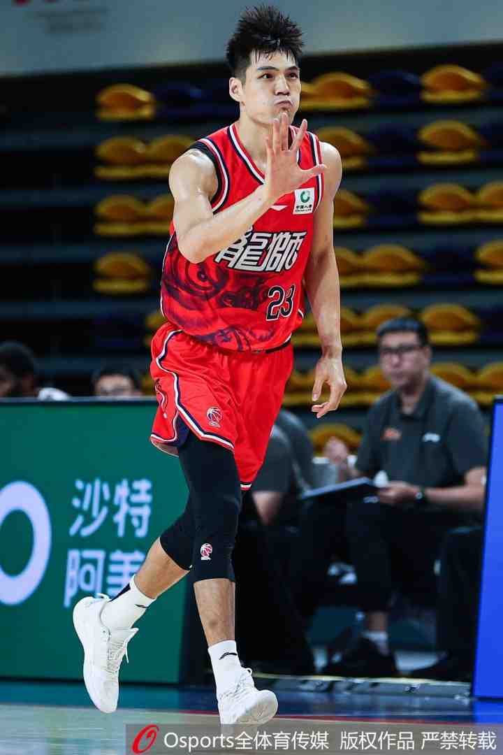 媒体人：陈国豪三分线外进步明显 场均命中3.3个 场均得到17.3分